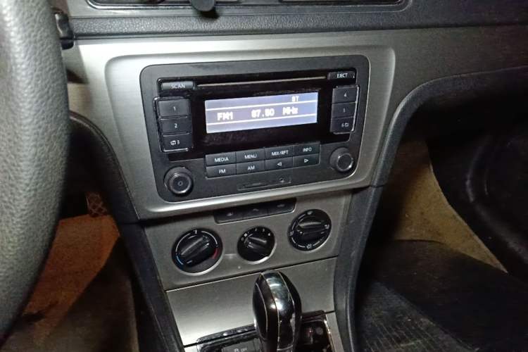 Used Volkswagen Lavida 2013 1.6L Automatic Comfort Edition Audio And AC Panel