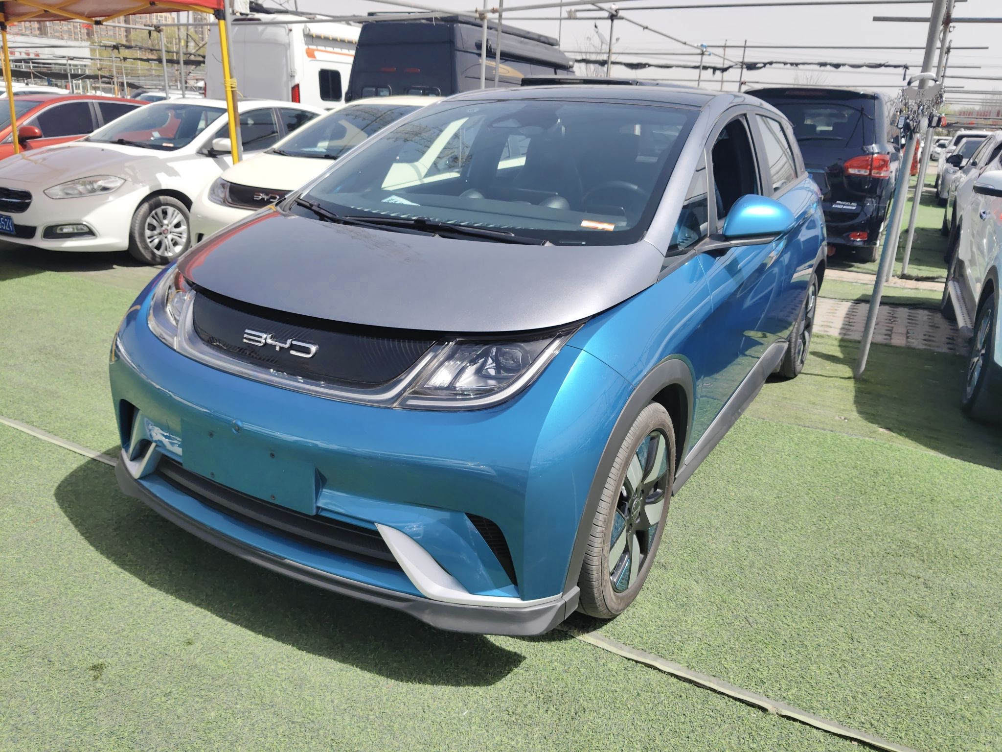 تحت مقدمة السيارة