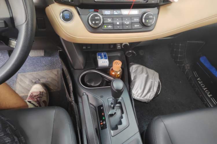 Used Toyota RAV4 2019 2.0L CVT Two-Wheel Drive Luxury Version China VI Standard Gear Lever