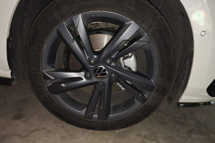 Used Volkswagen Golf 2023 280TSI DSG R-Line 20th Anniversary Edition Right Front Wheel Hub