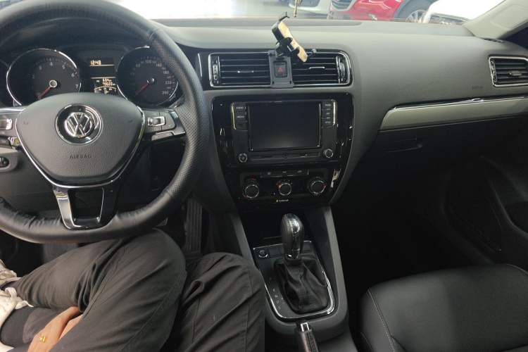 Used Volkswagen Sagitar 2017 1.6L Automatic Comfort Model Center Console