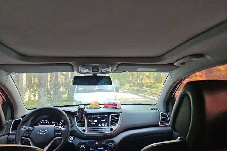 Used Hyundai Tucson 2018 1.6T Dual-Clutch Two-Wheel Drive 15th Anniversary Special Edition
