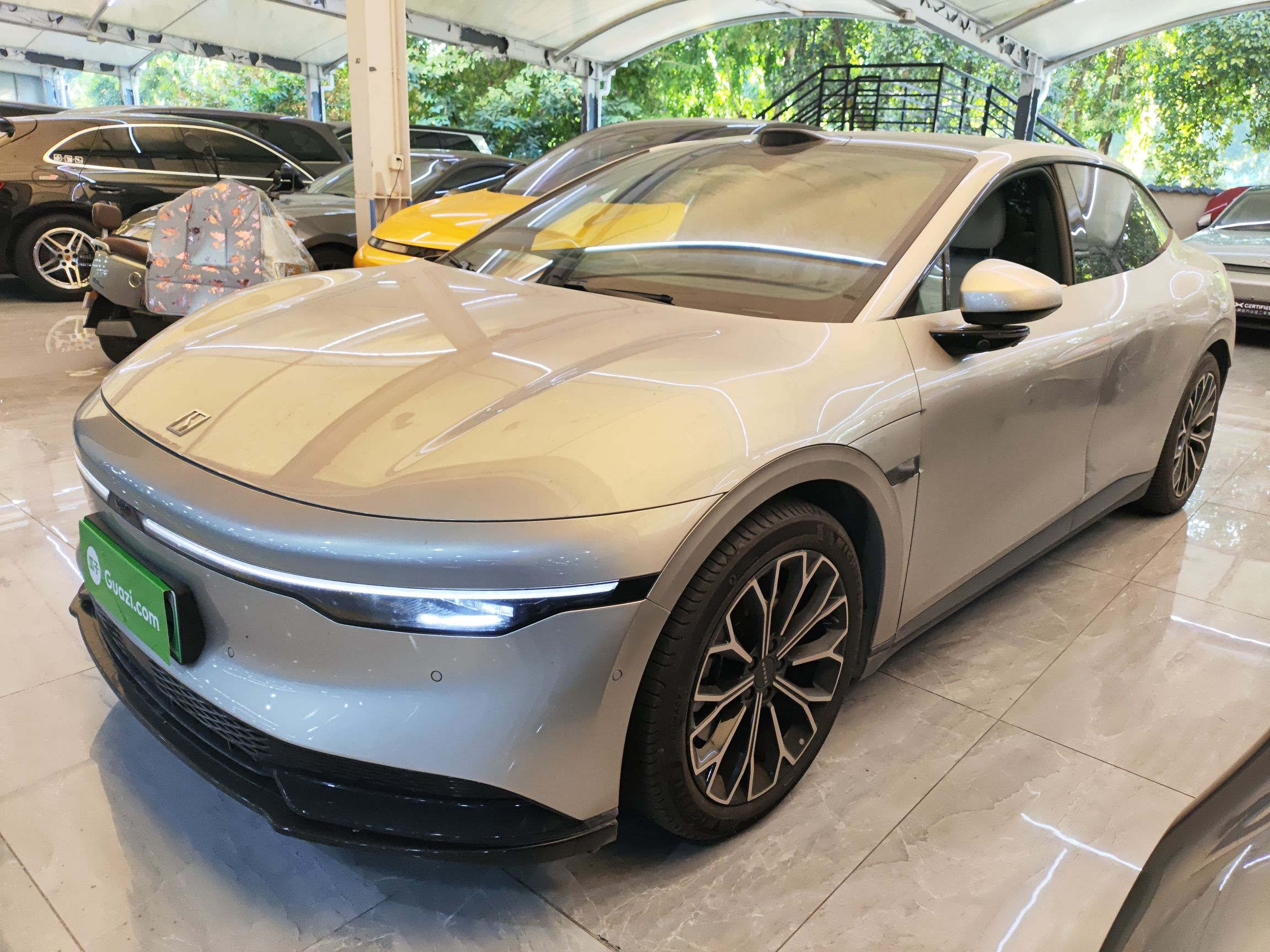 Под передней частью автомобиля