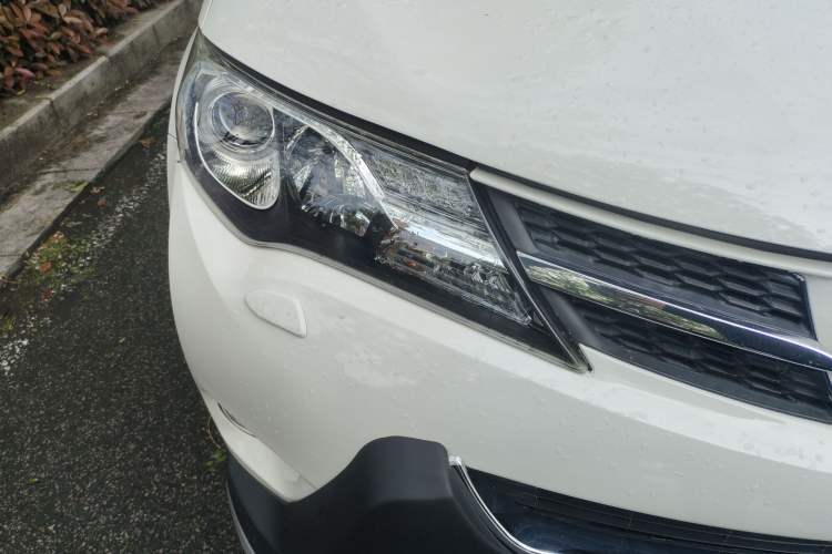 Used Toyota RAV4 2013 2.5L Automatic 4x4 Luxury Edition Right Front Headlight