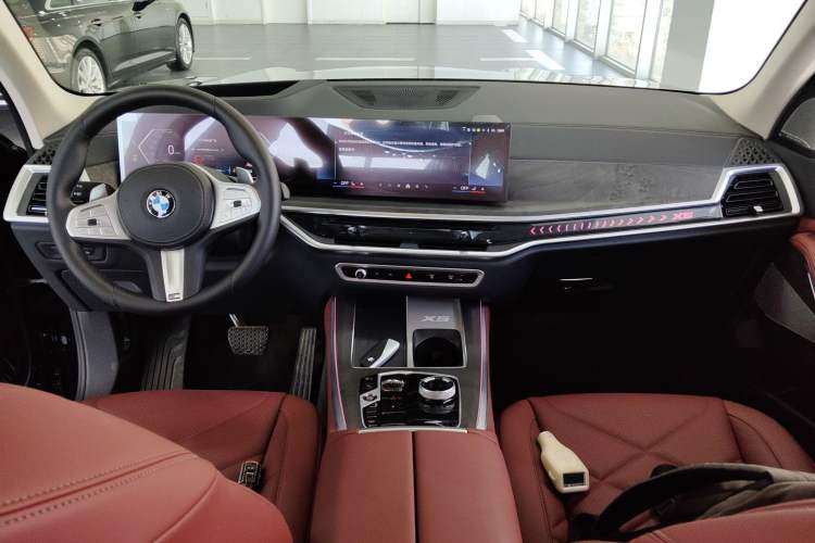 Used BMW X5 2025 Model, xDrive 30Li Prestige M Sport Night Package Center Console