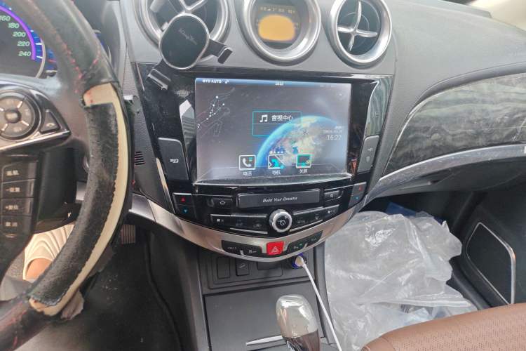 Used BYD S7 2016 2.0T Automatic Prestige Edition Audio And AC Panel