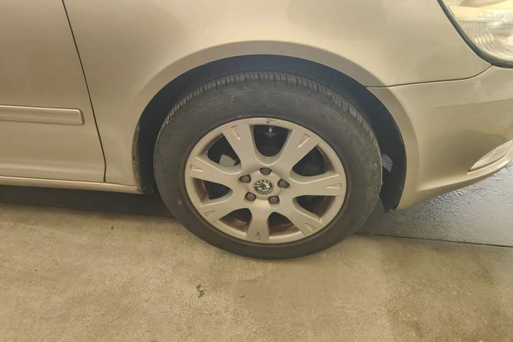 Used Skoda Octavia 2013 1.6L Automatic Elegance Edition Right Front Wheel Hub