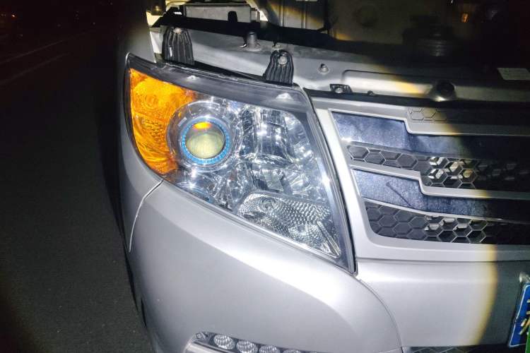 Used Dongfeng Yufeng 2021 2.0T Power King Front-Drive Logistics Vehicle Long Wheelbase Mid-Roof Design 6–9 Seats China VI Emission Standard ZD20