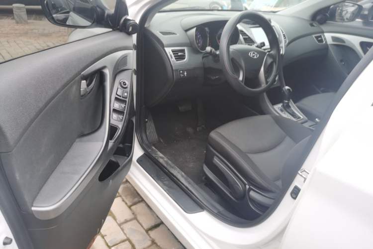 Used Hyundai Elantra (5th Generation / Langdong) 2016 1.6L Automatic Smart Version