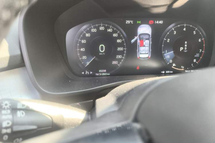 Used Volvo XC40 2021 T4 4x4 SmartDrive Fashion Edition Odometer Close Up