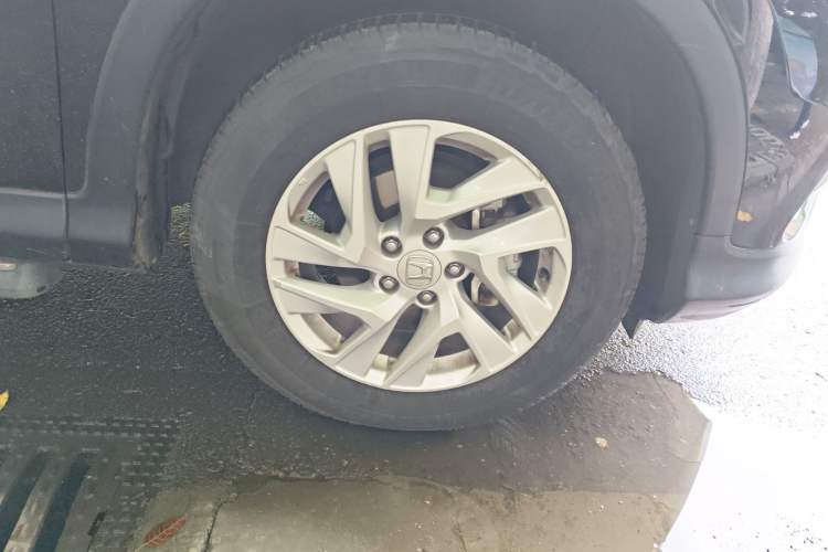 Used Honda CR-V 2015 2.4L two-wheel drive luxury version Right Front Wheel Hub