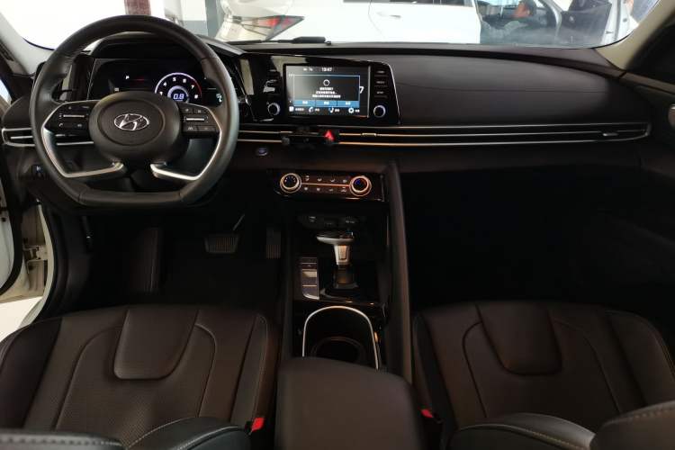 Used Hyundai Elantra 2022 1.5L CVT LUX Prestige Edition
