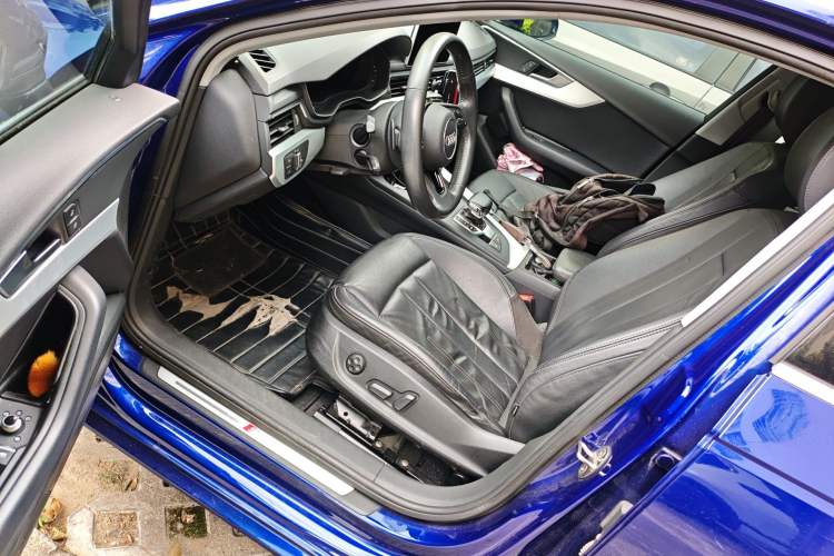 Used Audi A4L 2019 40 TFSI Fashion Edition China VI Emission Standard Driver Seat