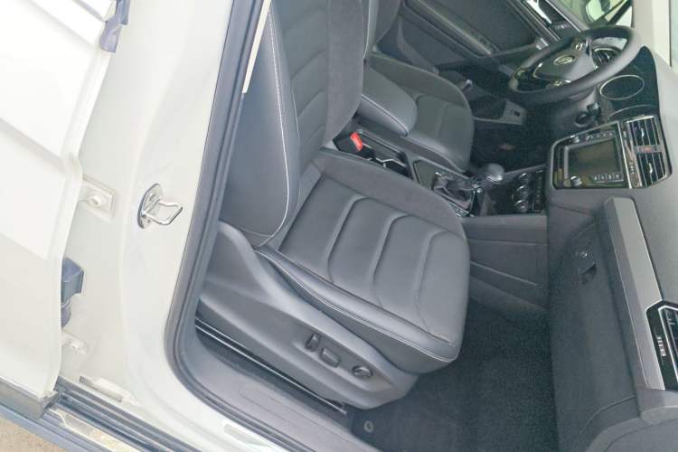 Used Volkswagen Tiguan L 2018 380TSI Automatic All-Wheel Drive Luxury Edition Right Front Seat