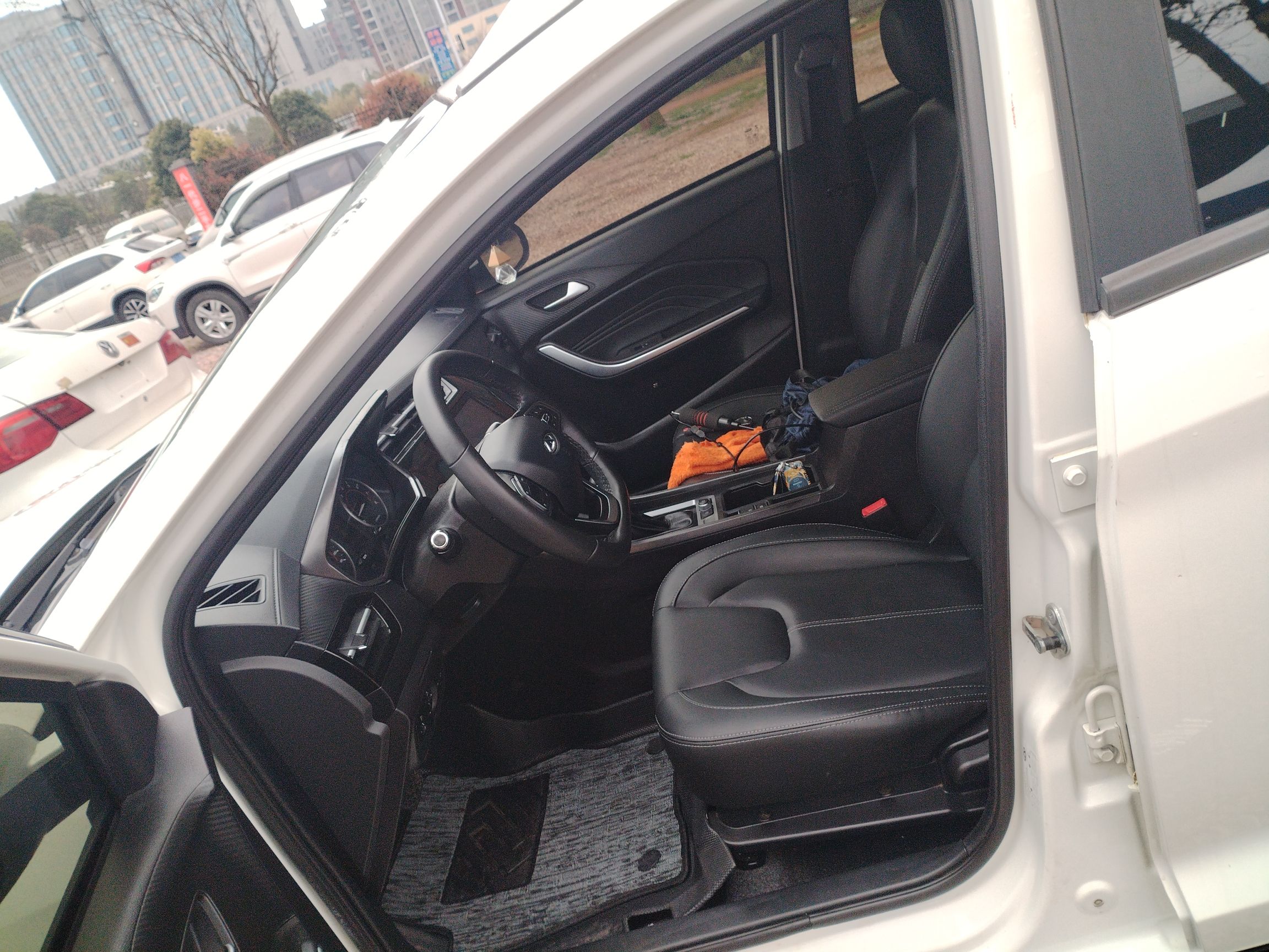 Переднее сиденье в автомобиле