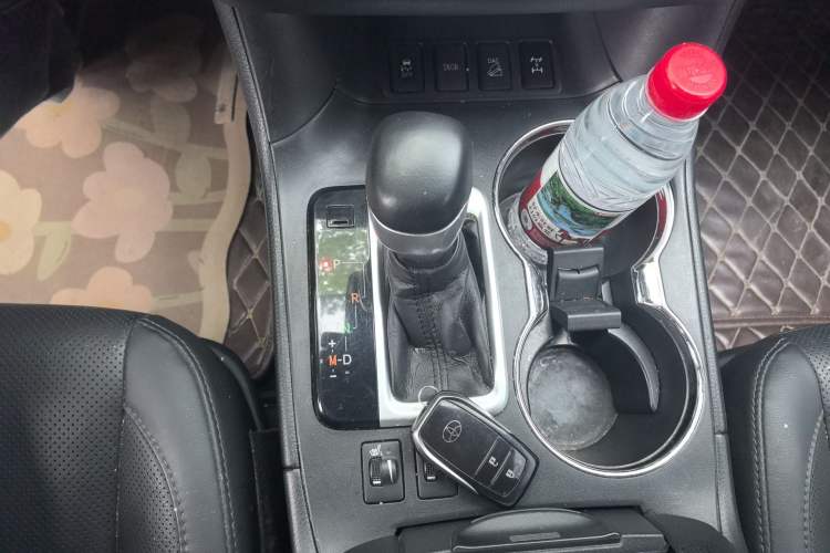 Used Toyota Highlander 2018 2.0T Four-Wheel Drive Prestige Version 7 Seats China V Emission Standard Gear Lever