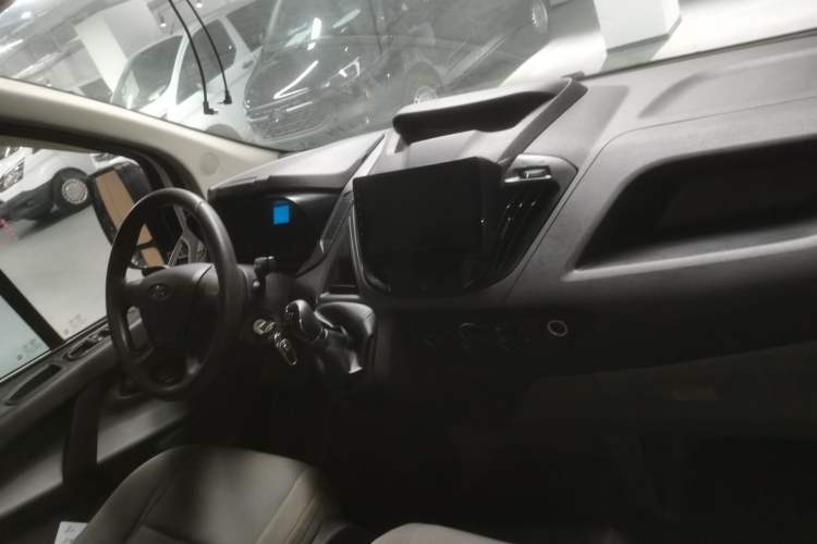 Used Ford Transit 2019 2.0T Diesel Van Mid-Chassis Mid-Roof 3-Seater China VI Standard
