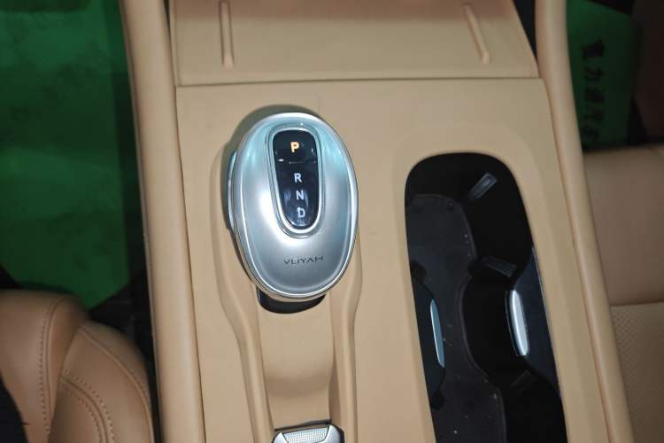 Used VOYAH Dream 2024 PHEV Extended-Range Premium Edition Gear Lever