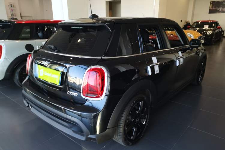 Used MINI MINI 2023 Updated 1.5T COOPER Artist Five-Door Edition
