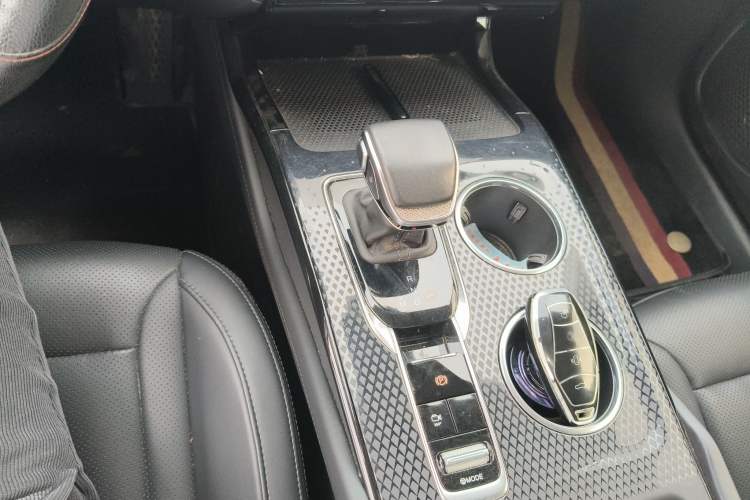 Used Hongqi HS3 2023 1.5T Two-Wheel Drive Shanwei Edition Gear Lever