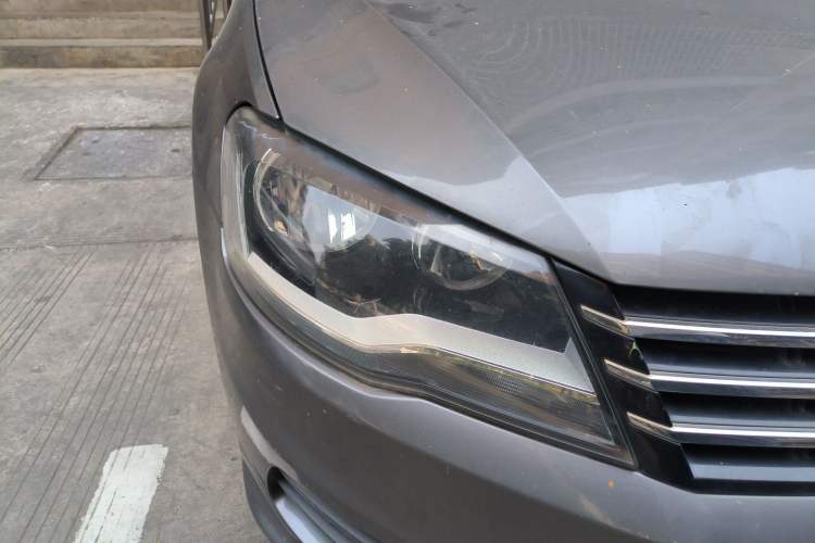 Used Volkswagen Bora 2013 1.6L Manual Fashion Edition Right Front Headlight