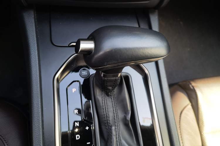 Used Hongqi H7 2018 2.0T Elite Edition Gear Lever