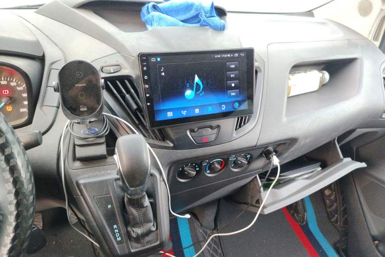 Used Ford Transit 2020 2.0T Gasoline Automatic Multi-Function Commercial Vehicle Mid-axle Low-roof Design with Dual Rear Doors Meeting China VI Emission Standards