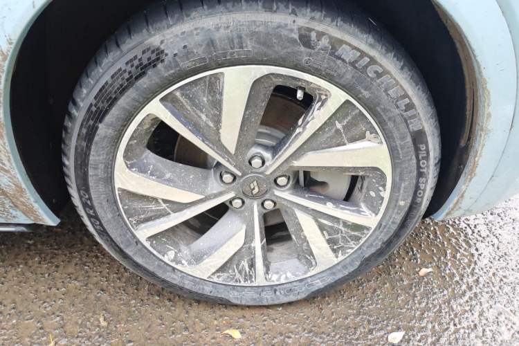 Used Li Auto ONE 2021 Extended-Range 6-Seater Version Right Front Wheel Hub