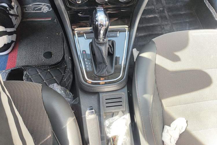 Used Volkswagen C-TREK 2017 230TSI DSG Comfort Version Gear Lever