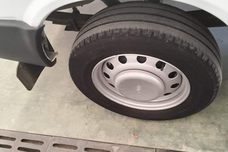 Used JMC Transit 2019 2.8T Commercial Version Short Wheelbase Mid-Roof 3-Seater China VI Standard JX493