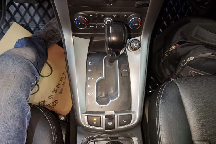 Used Chevrolet Captiva 2015 2.4L 4x4 Flagship Edition 7-Seater
