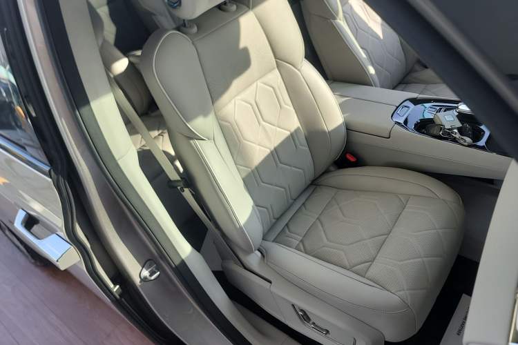 Used Volvo EM90 2025 Ultra Six-Seater