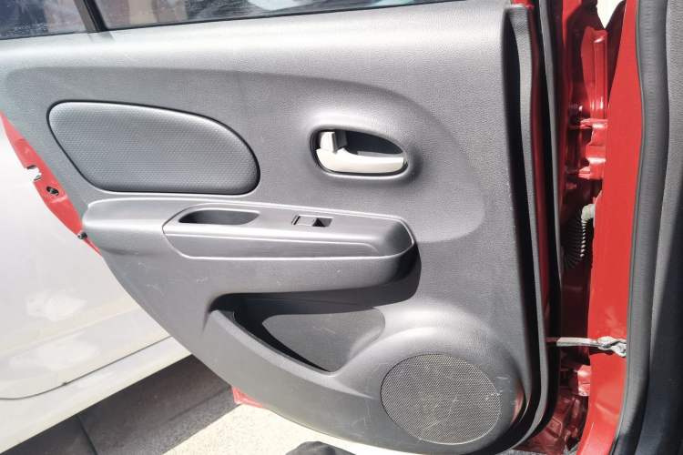 Used Venucia R50 2015 1.6L Automatic Fashion Edition
