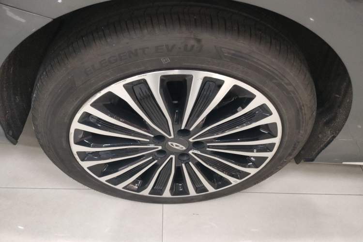 Used Chery Fengyun A8L 2025 1.5 TGDI 145 km Luxury Version Right Rear Wheel Hub