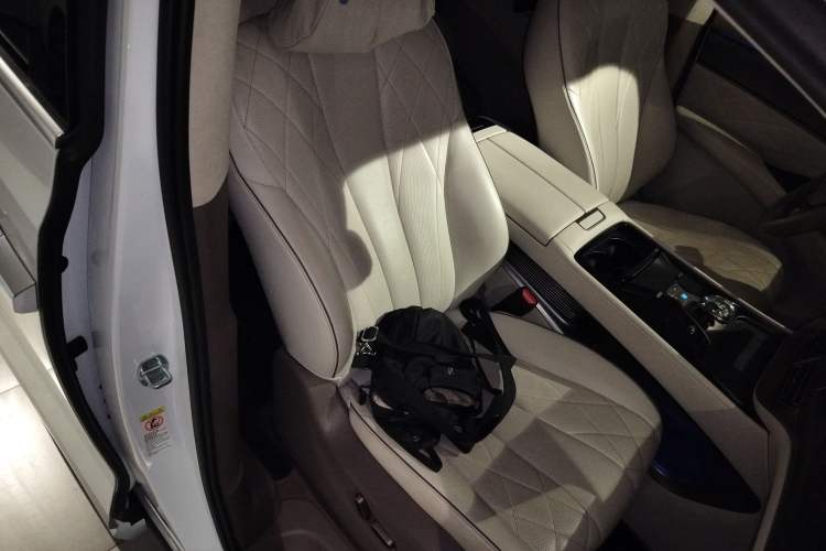 Used Denza D9 2022 DM-i 970 Four-Wheel Drive Flagship Model
