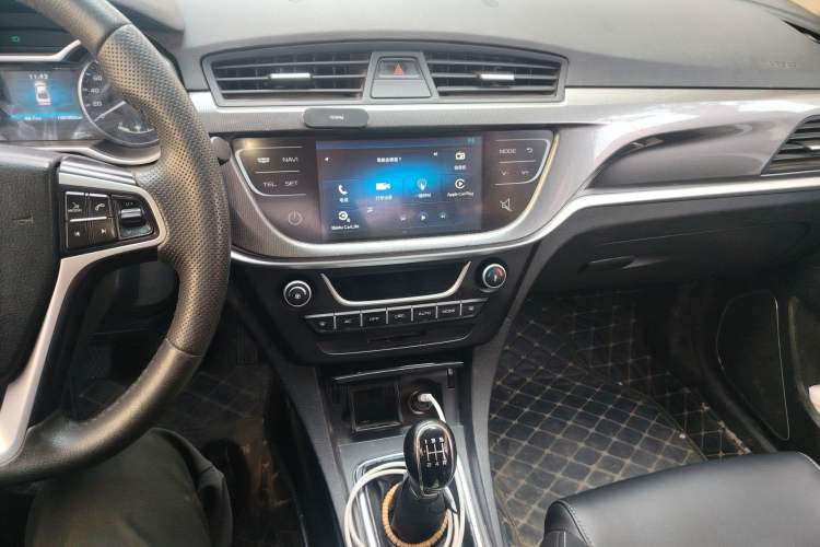 Used Geely Auto Emgrand 2017 Sedan Million Edition 1.5L Manual Upward Connect Version Audio And AC Panel