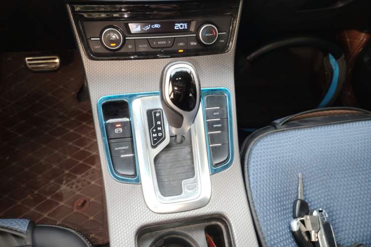 Used Geely Auto Emgrand GS 2016 Sport Edition 1.3T Automatic LingShang Model Gear Lever