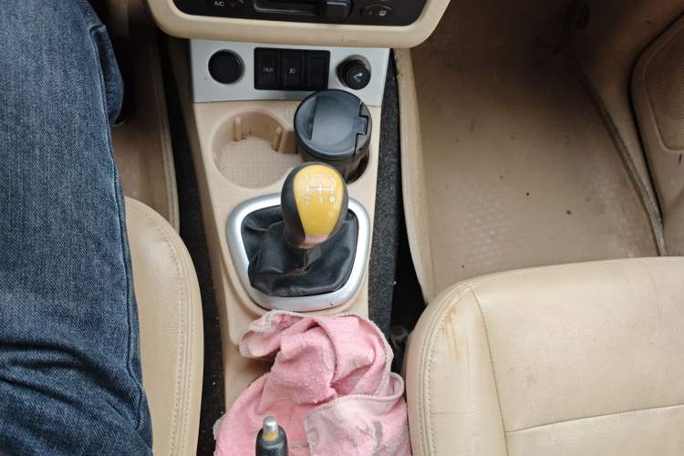 Used Dongfeng Fengon 2013 1.5L Manual Deluxe Model DK15 Gear Lever