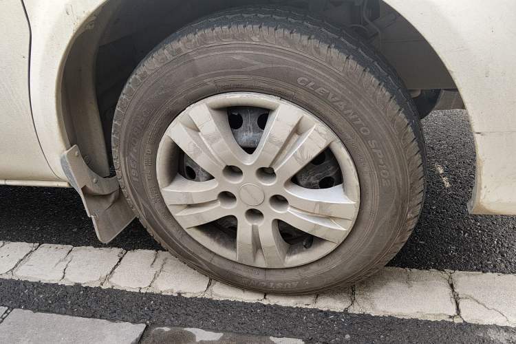 Used FORTHING Lingzhi 2022 M5 1.6L Practical 7-Seater Right Front Wheel Hub