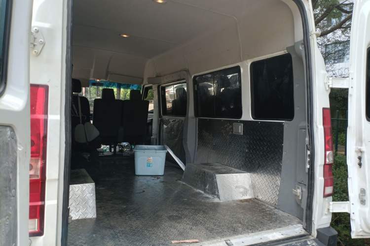 Used Iveco Daily 2023 2.5T A37M1 Long Wheelbase Mid-Roof Dual-Tire Side-Sliding Doors 5-9 Seats
