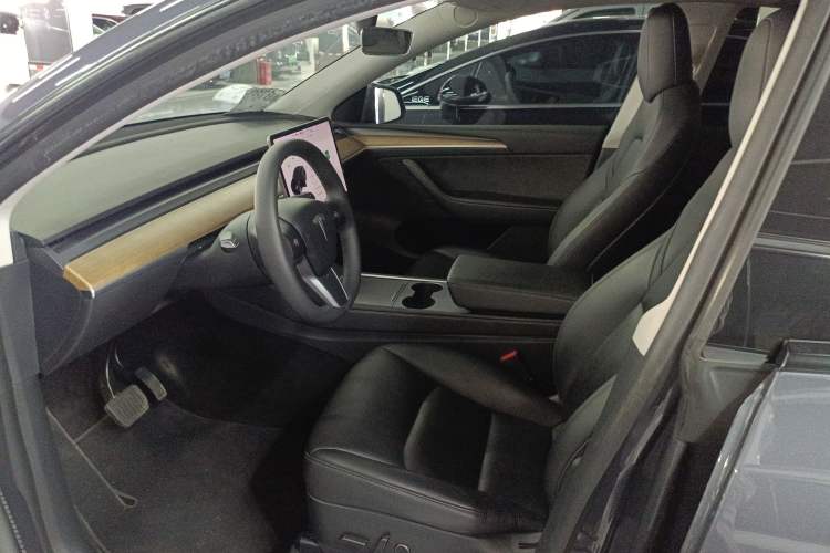 Used Tesla Model Y 2021 Long-Range All-Wheel-Drive Version 3D7
