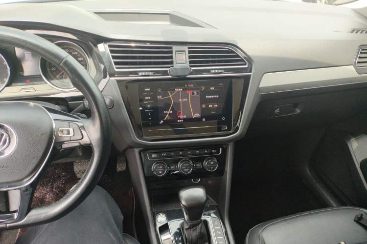 Used Volkswagen Tiguan L 2019 Revised 330TSI Automatic Two-Wheel Drive Smart & Luxury Edition China VI Standard Center Console