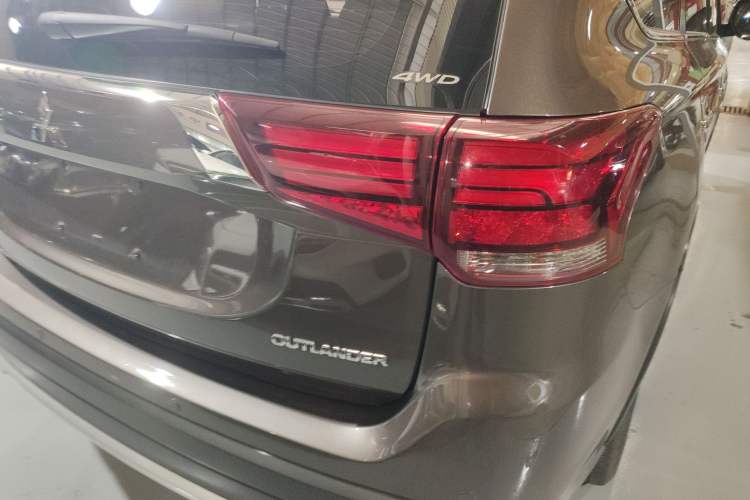 Used Mitsubishi Outlander 2016 2.4L 4x4 Luxury Edition 7-Seater