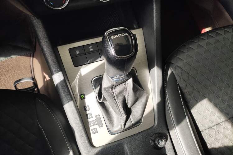 Used Skoda Octavia 2020 1.5L Automatic SmartDrive Luxury Edition Gear Lever