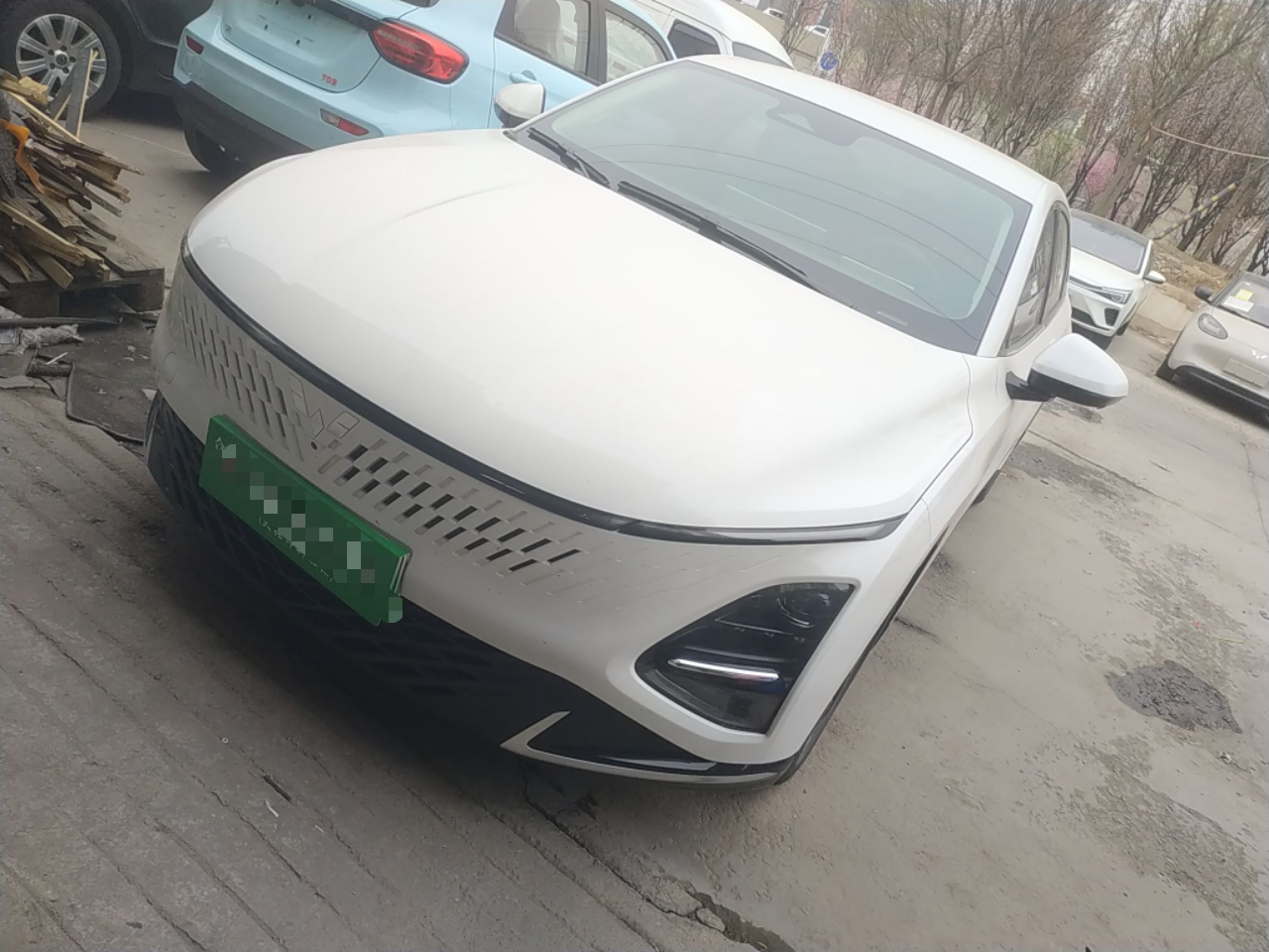 تحت مقدمة السيارة