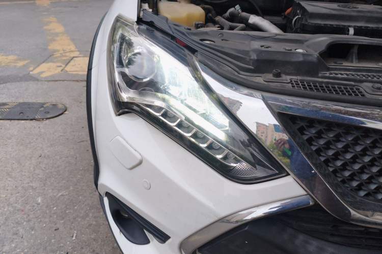 Used BYD Tang New Energy 2015 2.0T Four-Wheel-Drive Flagship Model Right Front Headlight