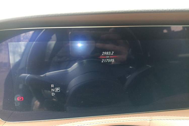 Used Mercedes-Benz Maybach S-Class 2018 S 450 4MATIC Odometer Close Up