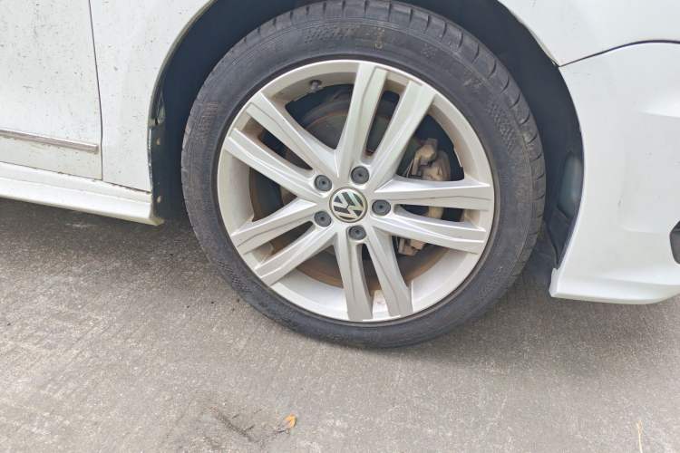 Used Volkswagen Sagitar 2018 280TSI DSG Ignite Edition Right Front Wheel Hub