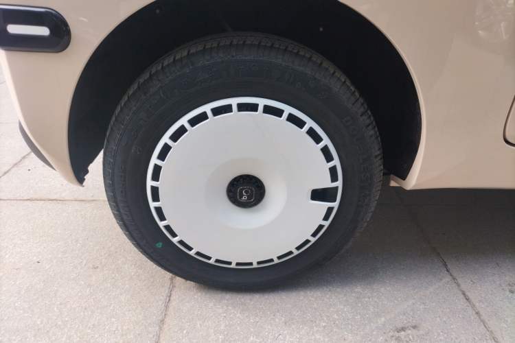 Used Chery QQ Ice Cream 2025 205km Qi Energy Version Right Rear Wheel Hub