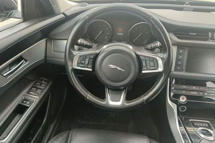 Used Jaguar XFL 2018 XFL 2.0T 200PS Luxury Edition Steering Wheel